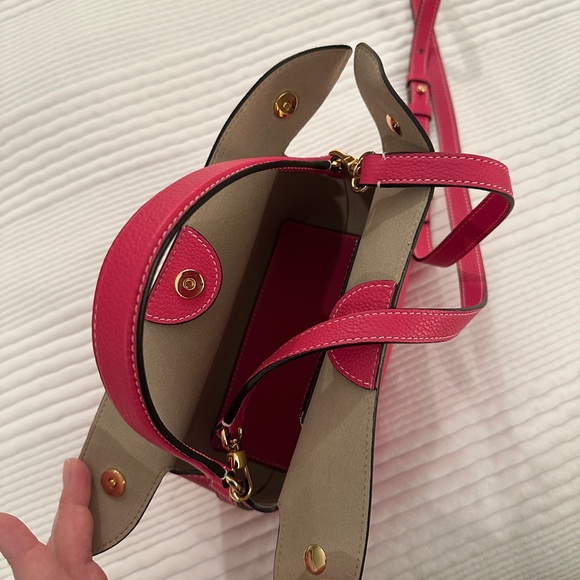 Fleuron Mini Swann in Fuschia - Picture 9 of 10